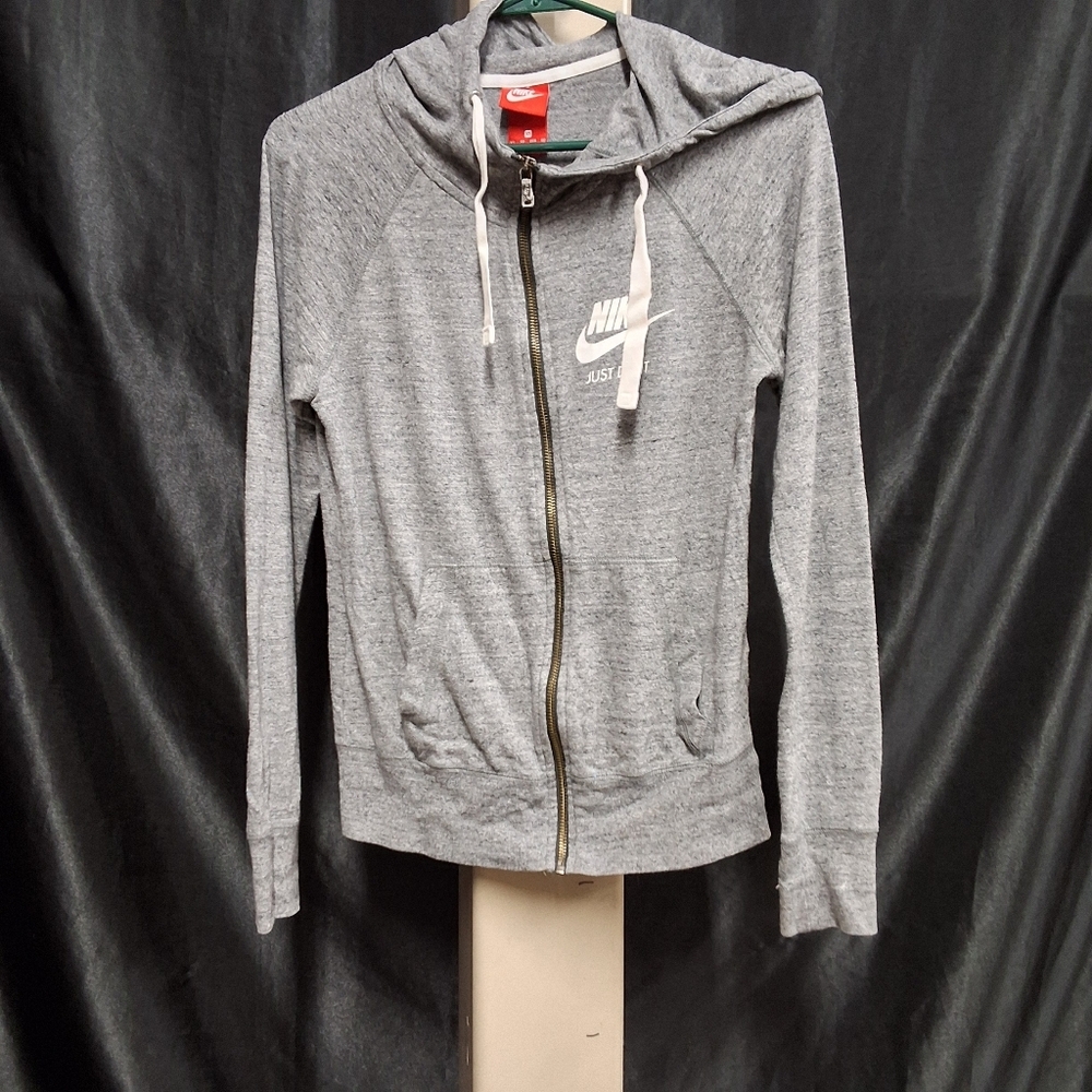 Nike Gray Sweatshirt Cozy and Stylish - Picture 6 of 9